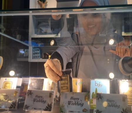 Harga emas di Pegadaian Pekanbaru masih stabil di level Rp 2,374 juta per gram (foto/riki)