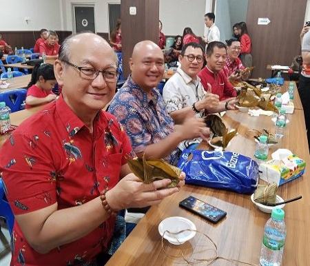 Ketua PSMTI Riau Stephen Sanjaya bersama pengurus dan generasi muda Tionghoa berpose bersama dalam suasana meriah Festival Duan Wu Ji 2025 di Pekanbaru.