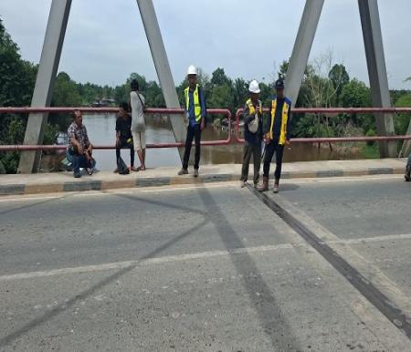 Tim BPJN Riau saat melakukan pengecekan Jembatan Siak II.(foto: sri/halloriau.com)
