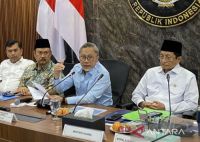 Menteri Koordinator Bidang Pangan Zulkifli Hasan (tengah) memberikan keterangan setelah rapat koordinasi MBG di Jakarta, Senin (19/10/2026). ANTARA/Shofi Ayudiana/pri.
