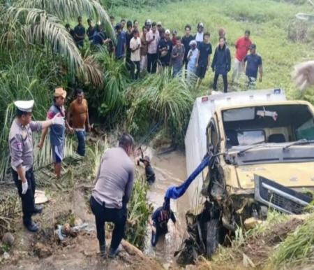 Pasangan suami istri tewas tertimpa truk dalam tabrakan beruntun di Jalan Lintas Timur Pelalawan (foto/ist)