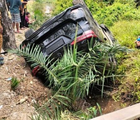Mobil wakil ketua DPRD Bengkalis Hendrik Firnanda kecelakaan.