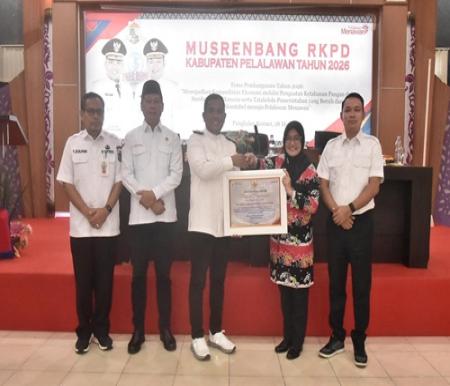 Bupati Pelalawan, Zukri menyerahkan penghargaan ke PT RAPP dalam Musrenbang 2025 (foto/Andy)