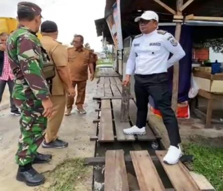 Bupati Pelalawan Zukri sidak lokasi banjir di Jalan Lintas Timur. (Foto: Andy Indrayanto)
