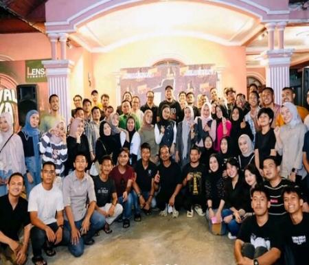 Bupati Indragiri Hulu, Ade Agus Hartanto, melakukan ramah tamah dengan panitia dan peserta ajang "Tedogak Berlari" di Pisang King. (Foto: Andri Subakti)