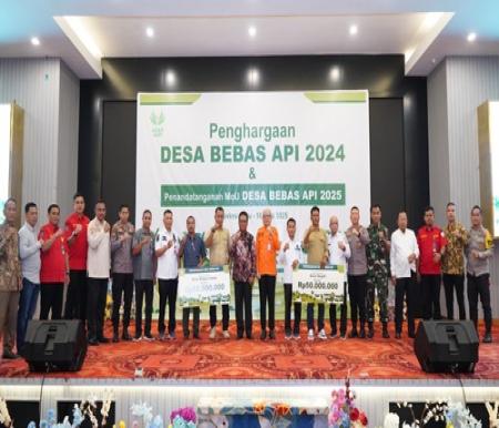 Asian Agri memberikan penghargaan kepada Desa Bebas Api 2024-2025 di Riau. (Foto: Istimewa)