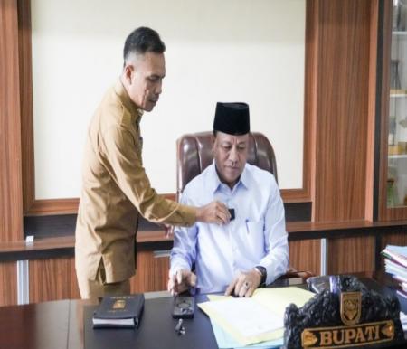 Bupati Kuansing menyiapkan sistem pemantauan kehadiran berbasis teknologi (foto/ultra)