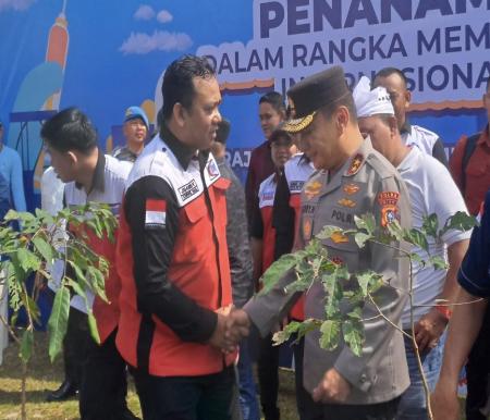 Korwil KSBSI Riau, Juandy Hutauruk (kiri) ingatkan beban tugas di luar fokus utama bisa buat Polri kehilangan arah (foto/riki) 