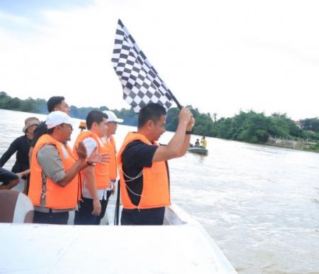 Bupati Kampar Ahmad Yuzar melepas start lomba pacu sampan dalam rangka memeriahkan HUT ke-76 Kabupaten Kampar. 
