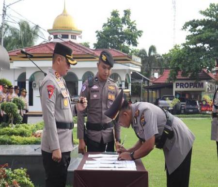 Kapolres Pelalawan, AKBP Afrizal Asri, memimpin serah terima jabatan sejumlah perwira. (Foto: Andy Indrayanto)