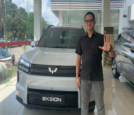 SPV showroom Wuling Arista Sudirman Pekanbaru, Rahim bersama unit Wuling Eksion.(foto: meri/halloriau.com)
