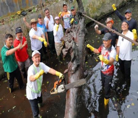 Walikota Pekanbaru, Agung Nugroho saat gotong royong bersama warga.(foto: dini/halloriau.com)