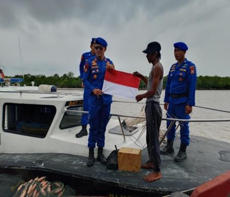 Polres Rokan Hilir (Rohil) melaksanakan kegiatan sosial di wilayah pesisir Bagansiapiapi.  (Foto: Afrizal)