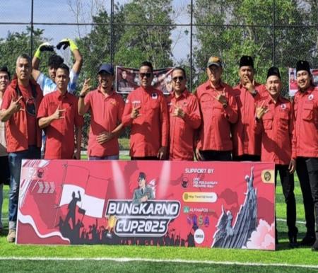 Ketua PDIP Riau, Zukri dan pembina acara Bung KR bersama kader membuka Bung Karno Cup 2025 di Monaz Mini Soccer Panam (foto/riki)