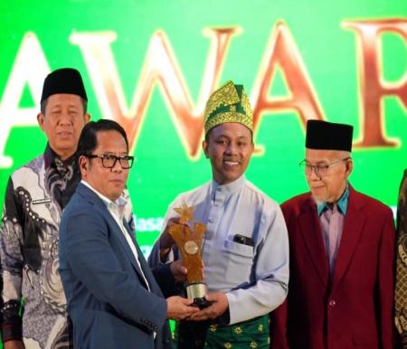 Penghargaan BWI Awards 2025 untuk Provinsi Riau diterima langsung oleh Gubernur Riau (Gubri) Abdul Wahid .