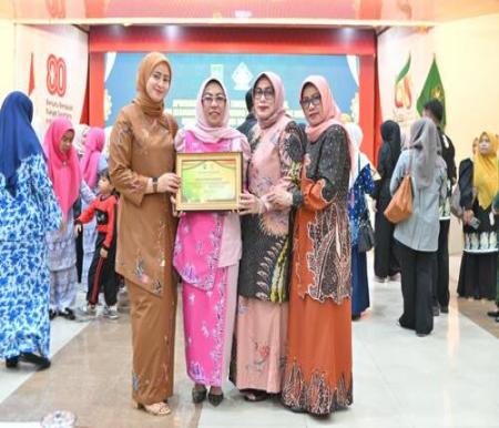 Indah Septiani Charles, Bunda PAUD Rokan Hilir, menerima Apresiasi Bunda PAUD 2025 mewakili almarhumah Hj. Basyariah Bistamam. (Foto: Afrizal)