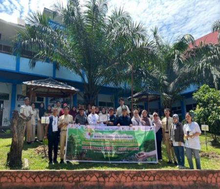 EMP Group bersama SKK Migas dan DLHK Pelalawan menanam pohon di SMKN 1 Pangkalan Kerinci dengan tema Green Restoration of Our World (foto/ist)