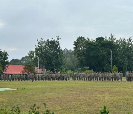Gubri Abdul Wahid memimpin Apel Latihan Penyegaran Aparatur Sipil Pamong Praja di Lapangan Helipada (foto/Yuni)
