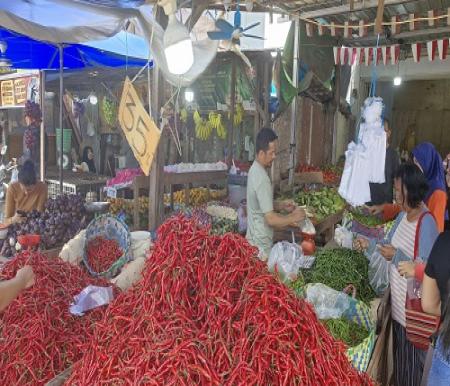 Aktivitas pedagang cabai di Pasar Kodim Pekanbaru.(foto: fitri/halloriau.com)