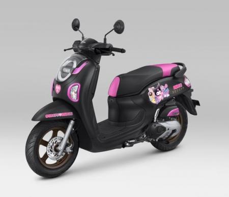 Honda Scoopy Kuromi edisi terbatas.