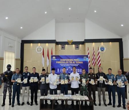 Komandan Lanal Dumai Kolonel Laut (P) Abdul Haris, memimpin Konferensi Pers pengungkapan penyelundupan 48,54 Kg Sabu Jaringan Internasional, Nilai Rp72 Miliar, Selasa (10/6/2025) di Mako Lanal Dumai. (Foto: Bambang)