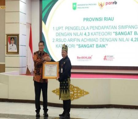 Pemprov Riau menerima penghargaan Pemantauan dan Evaluasi Kinerja Penyelenggaraan Pelayanan Publik Tahun 2024. (Foto: Media Center Riau)
