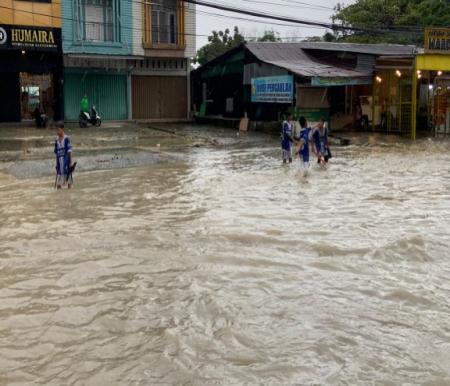 Sejumlah ruas jalan di Pekanbaru sering terendam banjir (foto/dini)