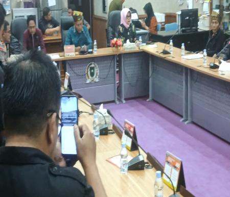Puluhan orang mengatasnamakan anak kemenakan Batik Tenayan menemui anggota DPRD Riau (foto/Fitri)