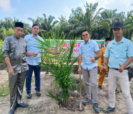 PT Inti Indosawit Subur launches independent palm oil village program with first planting in Simpang Perak Jaya, Riau (photo/ist)