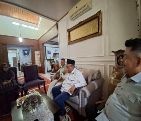 Wasekjen SPS Pusat dan pengurus SPS Riau bertakziah ke rumah duka H Zulmansyah Sekedang (foto/ist)