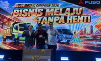 Foto bersama pelanggan yang beruntung membawa pulang door prize.