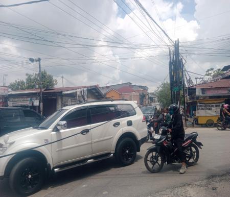 Seminggu kabel menjuntai di Jalan Dharma Bakti (foto/dini)