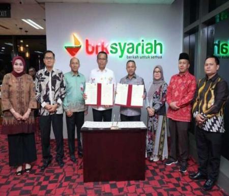Gubernur Riau Abdul Wahid dan Pelaksana Tugas Direktur Utama BRK Syariah Helwin Yunus, serta jajaran direksi dan pejabat terkait dari kedua belah pihak.