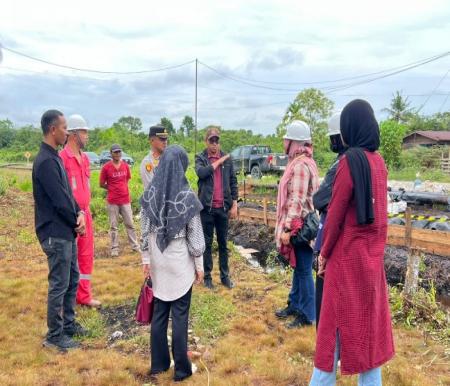 Dinas Dinas Perumahan Rakyat, Kawasan Permukiman, Pertanahan dan Lingkungan Hidup (Perkimtan LH) Kabupaten Kepulauan Meranti meninjau lokasi bocornya pipa minyak PT ITA di Desa Bagan Melibur, Kecamatan Merbau. Turut hadir Kapolsek Merbau, Bhabinsa Merbau, Kades Bagan Melibur dan manajemen PT ITA,