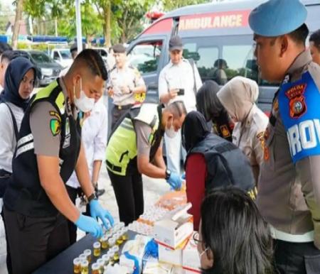 Polda Riau lakukan tes urine.(foto: tribunpekanbaru.com)