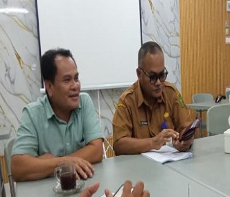 Plt Kadiskes Riau, Widodo (kanan) saat konferensi pers di Pekanbaru.(foto: barkah/halloriau.com)