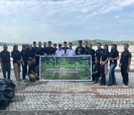 Gotong royong di Hari Bumi, ARYADUTA Pekanbaru membersihkan Danau Buatan (foto/Meri)