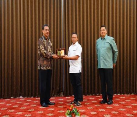 Gubri Abdul Wahid menerima kunjungan Wamen PANRB, Purwadi Arianto dan Kepala ANRI, Mego Pinandito, di kediaman dinasnya pada Rabu (6/8/2025) malam. (Foto: Media Center Riau)