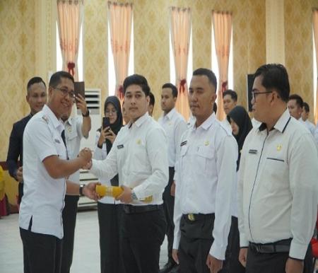 Penyerahan SK CPNS Rohil.(foto: afrizal/halloriau.com)