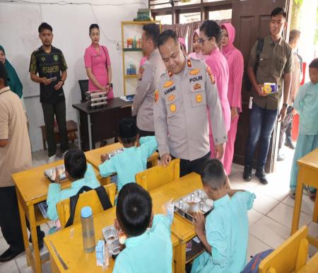 Kapolres Pelalawan  AKBP Johm Louis Letedara cek pendistribusian MBG (foto/Andy)