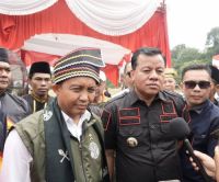 ilustrasi: Menhut Raja Juli Antoni serahkan SK Perhutanan Sosial ke masyarakat Kuansing (foto/ultra)