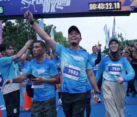Wako Pekanbaru, Agung Nugroho bersama Ketua TP PKK Pekanbaru, Sulastri menuntaskan ajang Pekanbaru 10K 2025 di Jalan Gajah Mada, Kota Pekanbaru. 
