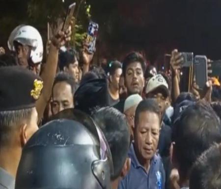 Ratusan orang mendesak jaminan keselamatan setelah ledakan keras mengguncang kawasan Dumai Timur.