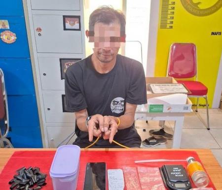 Polres Kuansing, Riau, menangkap pengedar dan menyita 19 paket sabu. 