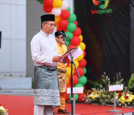 Sambutan Plt Gubernur Riau SF Hariyanto dibacakan oleh Helwin Yunus yang bertindak sebagai pembina upacara. 