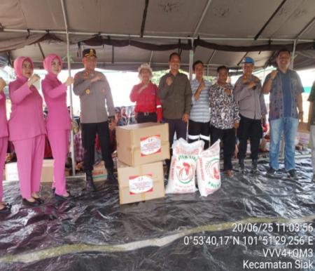 Dalam rangka memperingati Hari Bhayangkara ke-79, Kepolisian Resor (Polres) Siak menggelar kegiatan bakti sosial di lingkungan PT SSL, Jumat (20/6/2025).