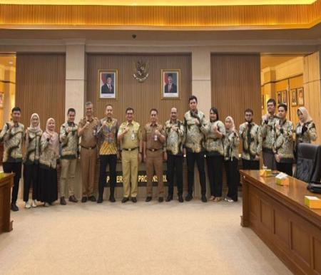 Sekdaprov Riau bersama jajaran BPK RI saat entry meeting.(foto: mcr)