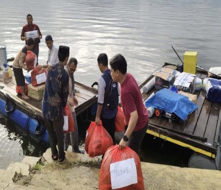 KPU Riau salurkan donasi untuk korban bencana di Aceh, Sumut, dan Sumbar (foto/rri)