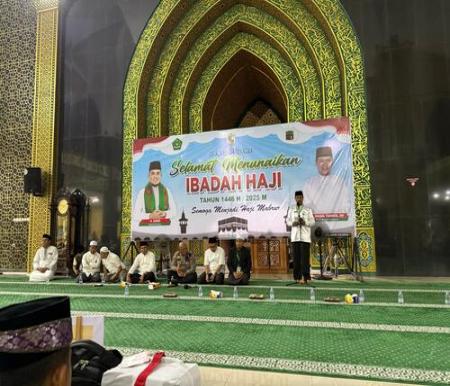 Pj Sekda Pelalawan melepas keberangkatan 268 jamaah haji Kloter 08 menuju Embarkasi Batam. (Foto: Andi Indrayanto)
