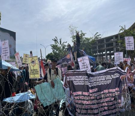 Aparat keamanan melakukan penjagaan ketat dan pemasangan kawat berduri di gerbang Kantor Gubernur Riau. (Foto: Sri Wahyuni)